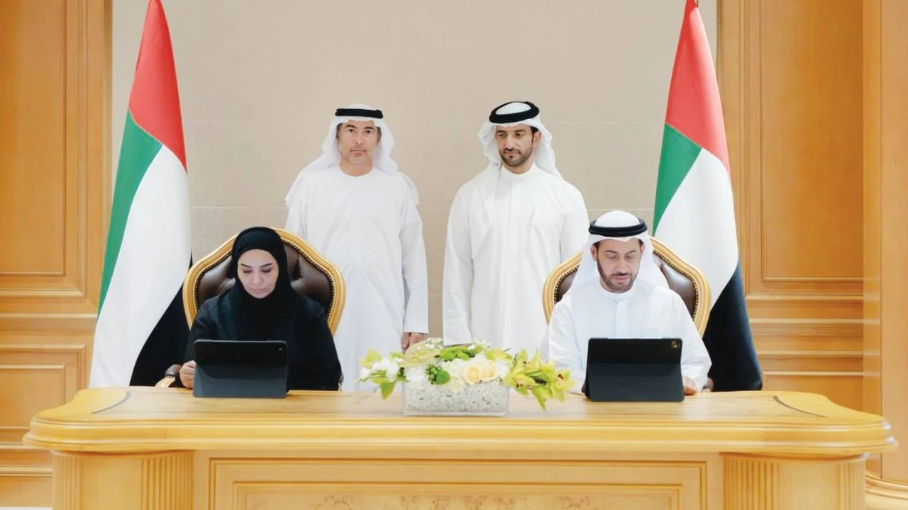 سلطان بن أحمد يشهد توقيع مذكرة تفاهم بين القضاء والمصرف المركزي